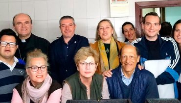 El-obispo-de-Alicante-cena-con-las-personas-sin-hogar-de-C.A.S.A.