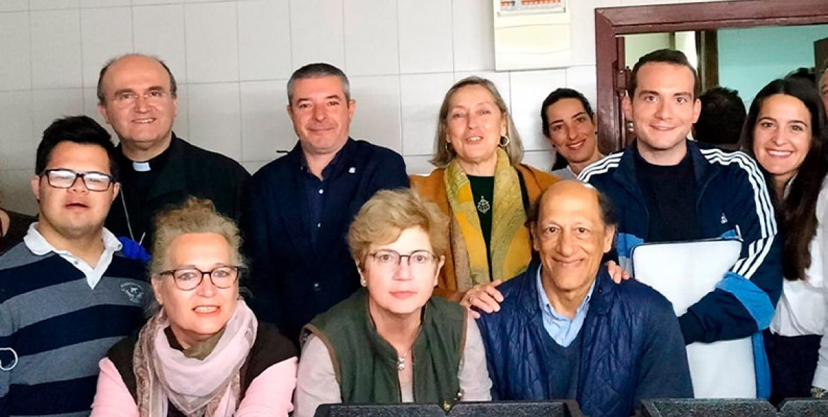 El-obispo-de-Alicante-cena-con-las-personas-sin-hogar-de-C.A.S.A.